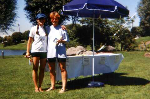 Annette und Elisabeth vor unserem Stand